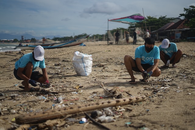 Recolectores de basura en la playa