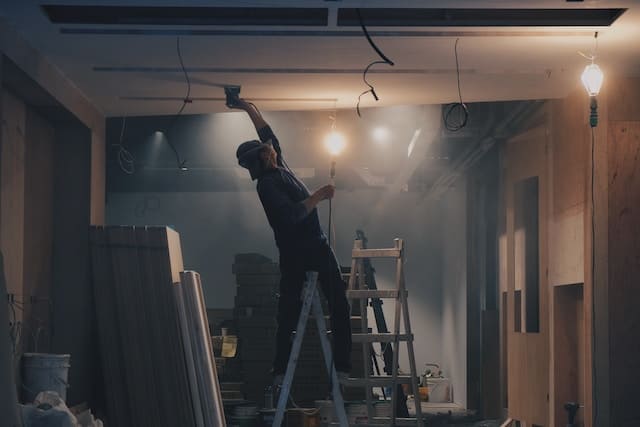 Hombre pintando una construcción